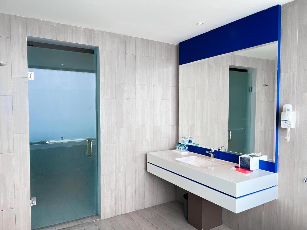 Hotel Ibis Styles Batam Nagoya Exterior foto